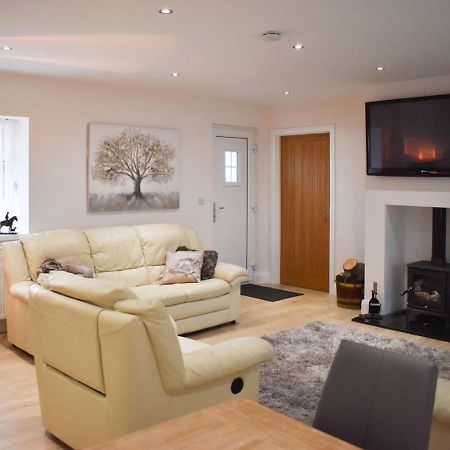 Rose Cottage Captivating 1-Bed Cottage In Bangor エクステリア 写真