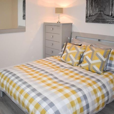 Rose Cottage Captivating 1-Bed Cottage In Bangor エクステリア 写真
