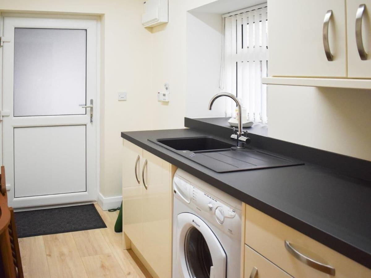 Rose Cottage Captivating 1-Bed Cottage In Bangor エクステリア 写真