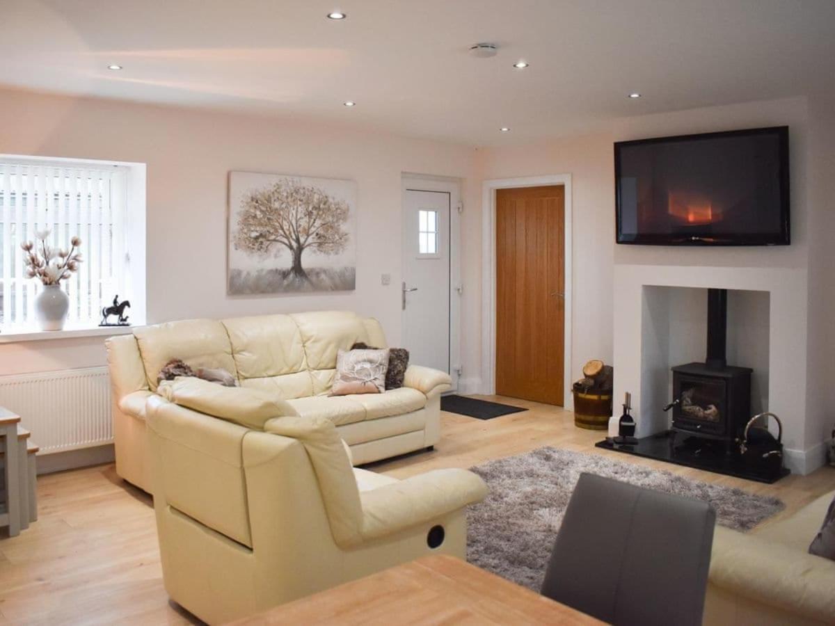Rose Cottage Captivating 1-Bed Cottage In Bangor エクステリア 写真