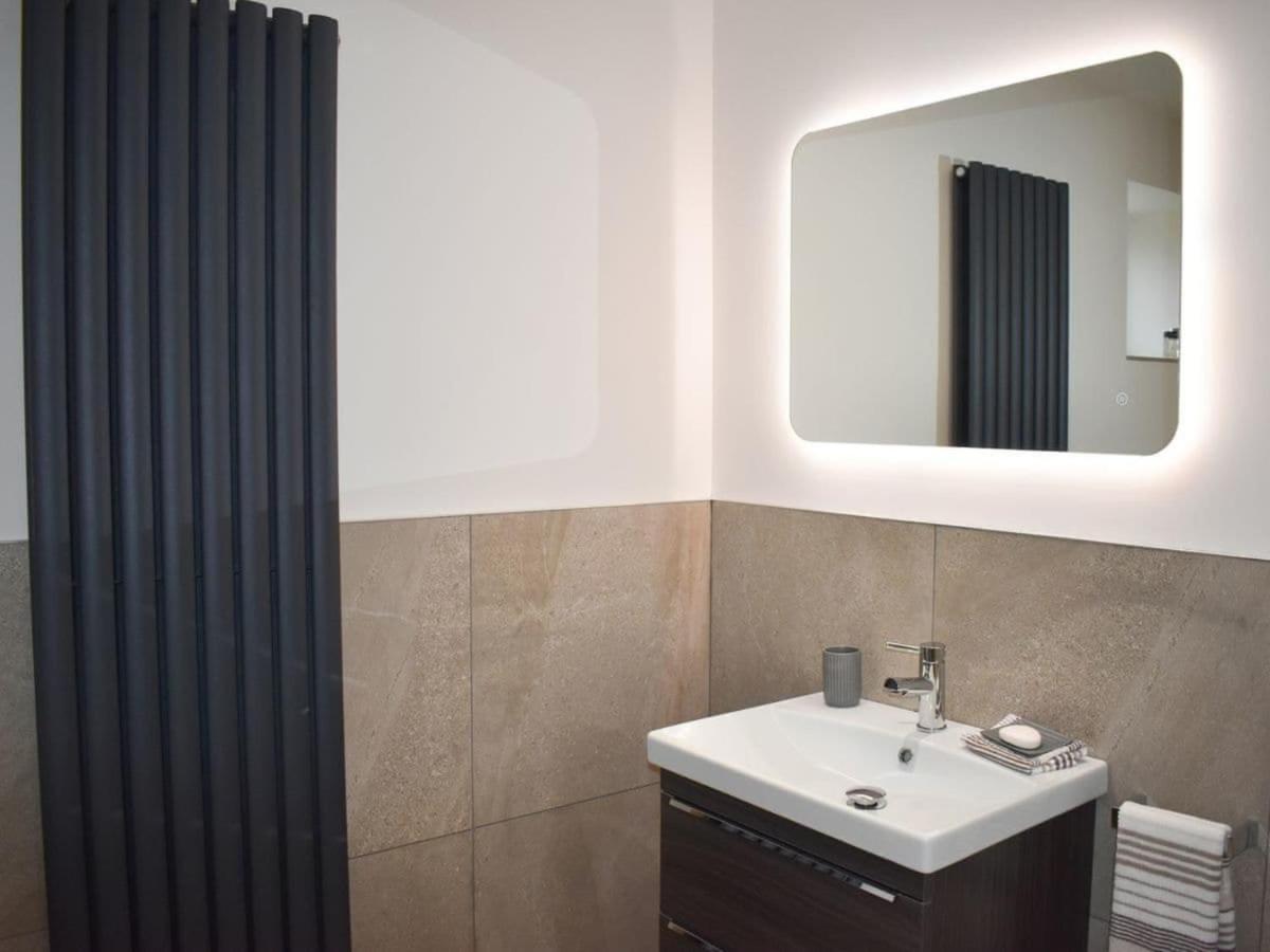 Rose Cottage Captivating 1-Bed Cottage In Bangor エクステリア 写真